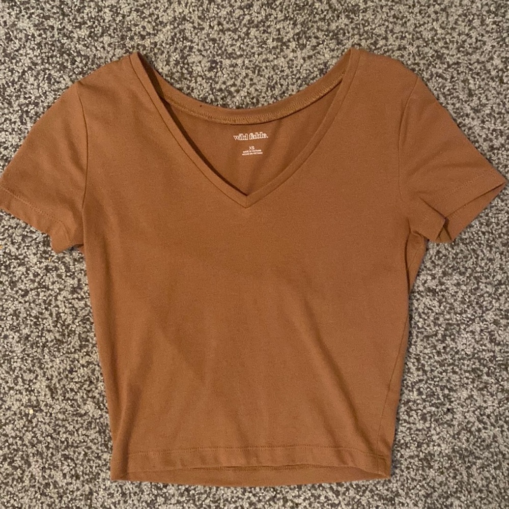 V-neck tight cropped shirt